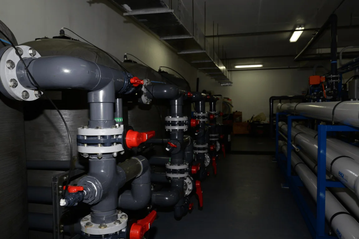 Ingeniería y verificación de datos en sistemas de agua de proceso industrial